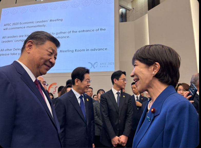 10月31日，日本首相高市早苗（右）在慶州APCE峰會前跟大陸國家主席習近平（左）打招呼。圖/取自高市早苗X