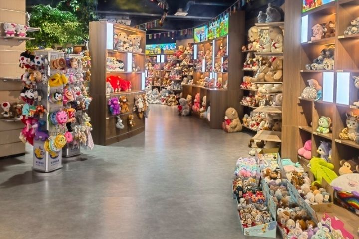 包掛類商品已被放置在門市最顯眼位置，成為吸引年輕消費者進店的重要入口。圖/取自《人民日報》