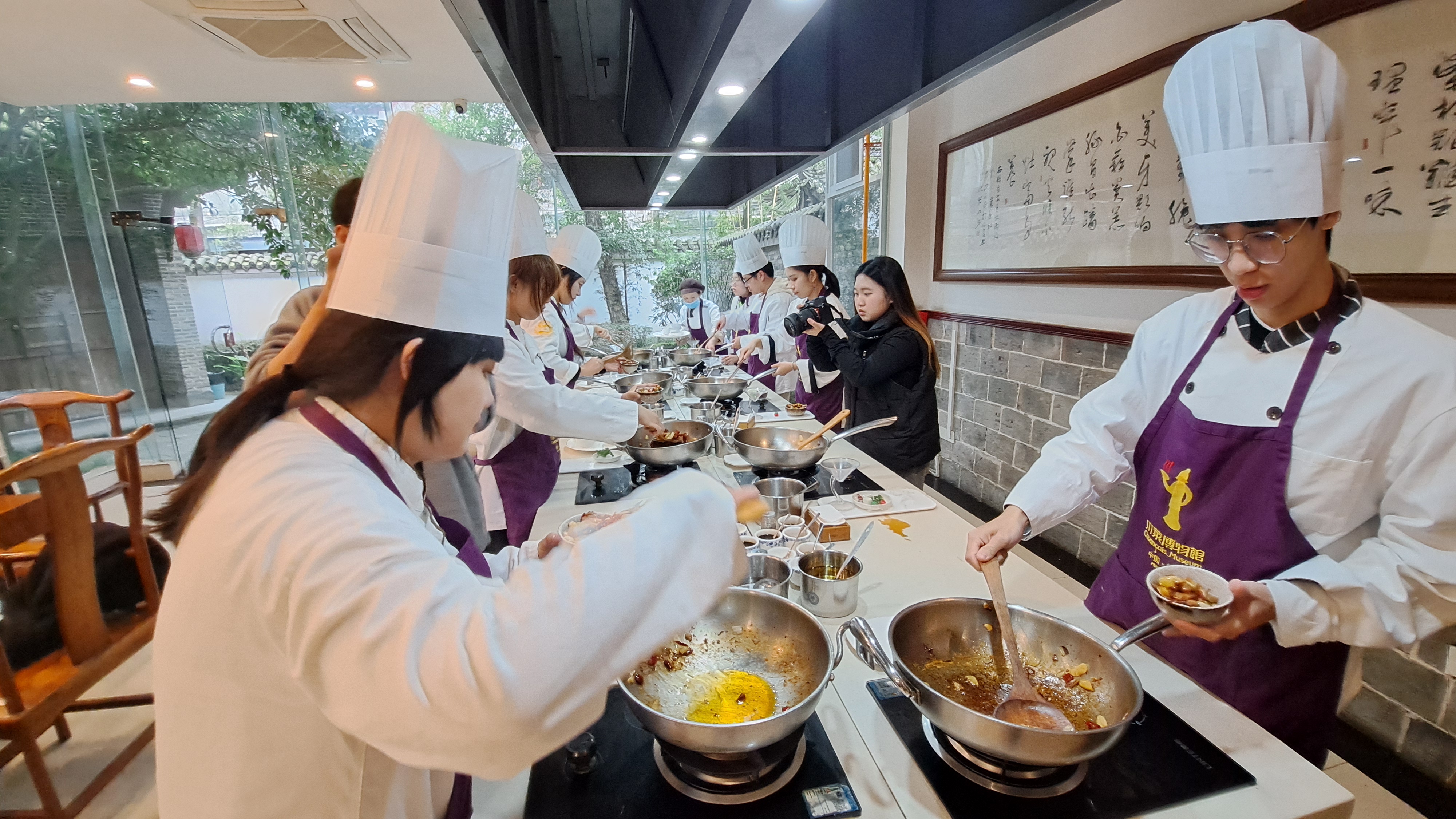 從來沒下過廚房的大學生在成都川菜博物館學做「宮保雞丁」。圖/記者宋秉忠攝