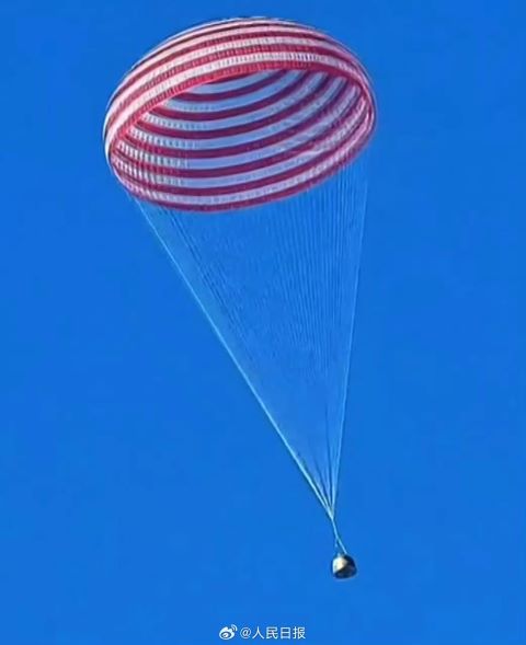 神舟二十一號(神21)載人太空船返回艙於北京時間11月14日16時40分,在內蒙古東風著陸場成功著陸。圖/取自人民日報微博