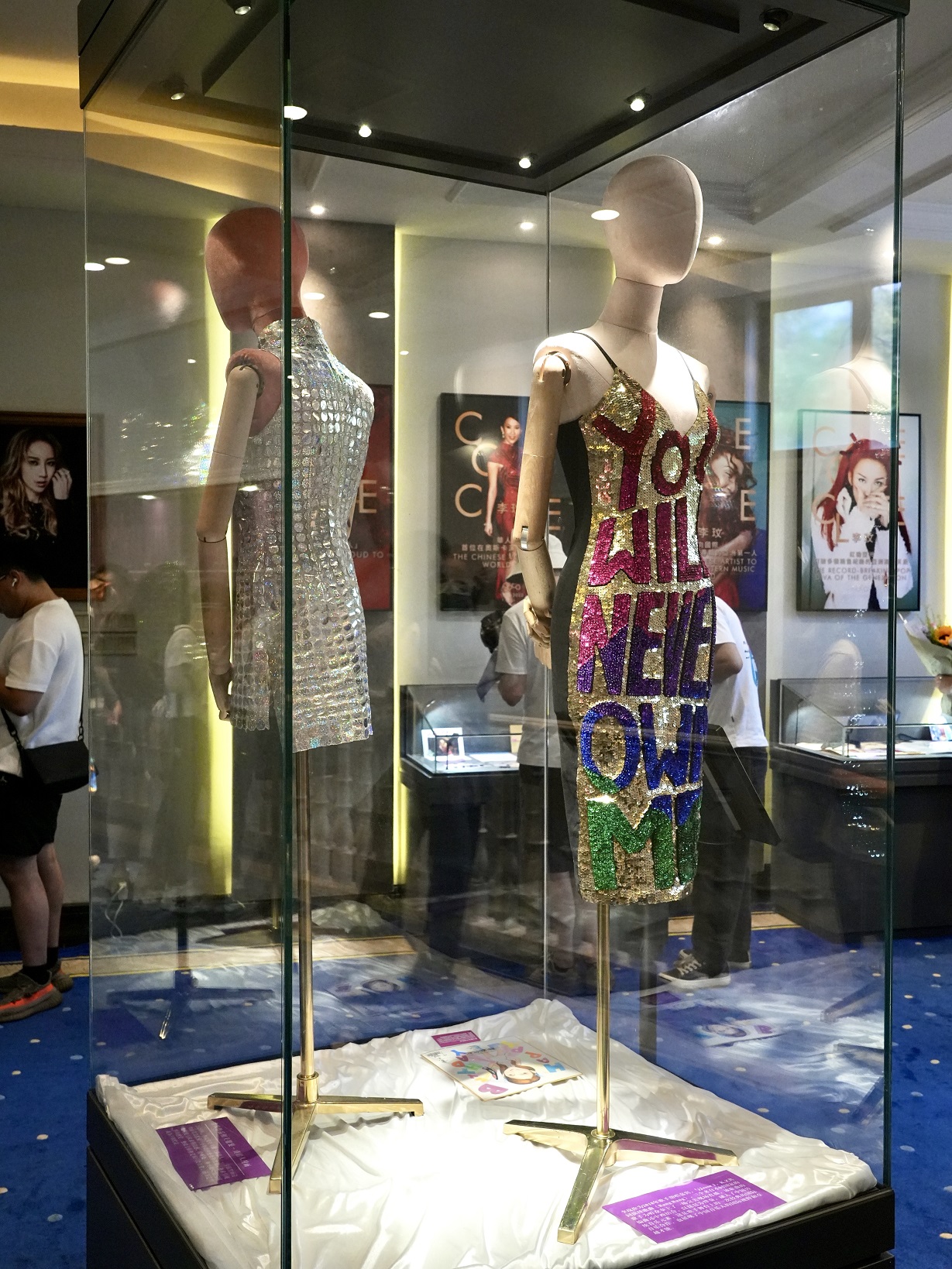 纪念展上展出李玟專輯《真情人》封面服装。圖/CoCo李玟家人提供
