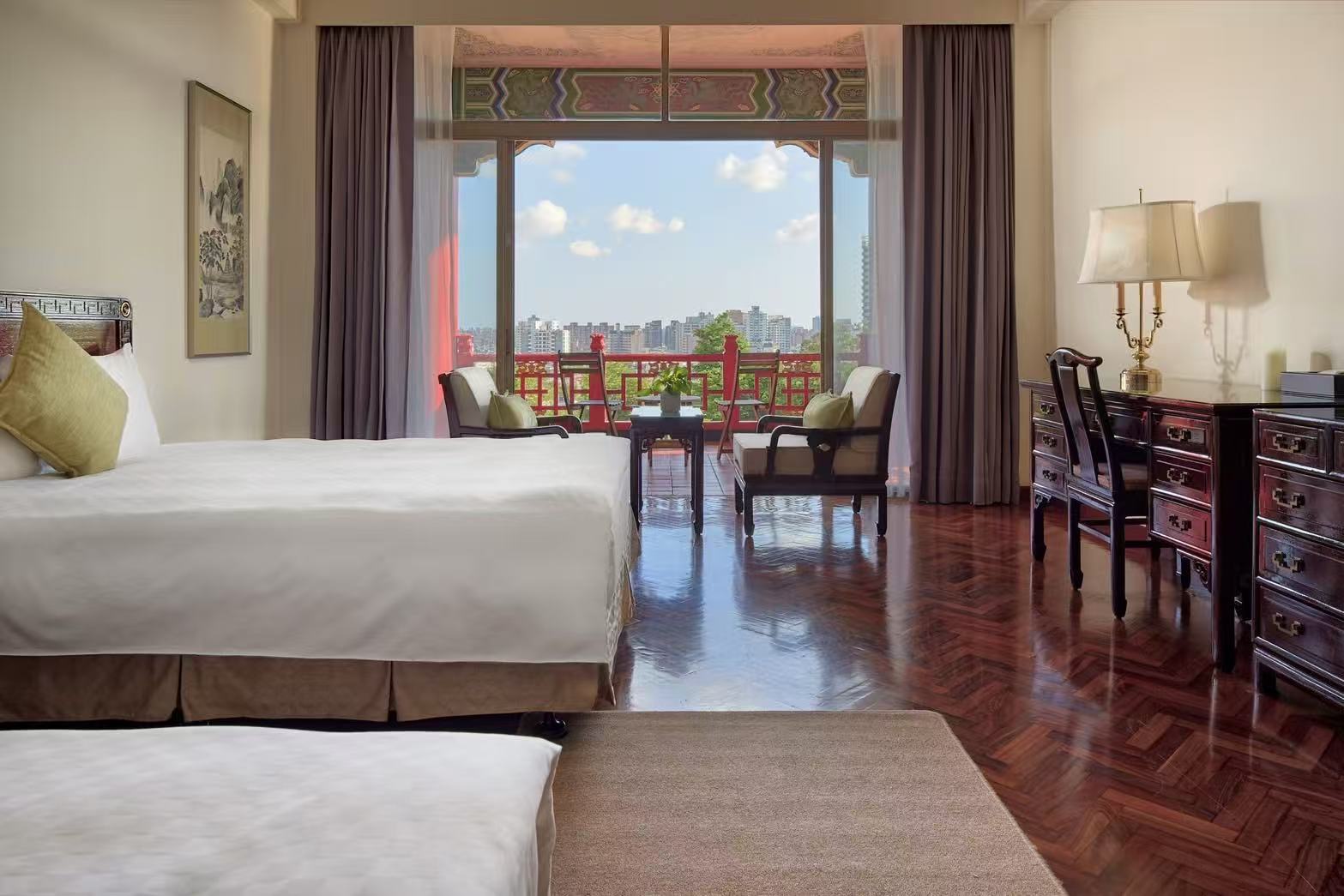 高雄圓山大飯店即日起至明年2月13日止推出限時「買二送二」住房優惠組合,開放旅客於平日週日至週五入住,等於四間房同享萬元超驚喜價。圖為市景雙人房。圖/圓山大飯店提供