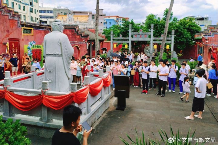 00後的年輕人嚮往「佛系」生活，大陸這幾年另闢蹊徑茁壯發展的是寺廟經濟。圖/取自文昌市旅文局微博
