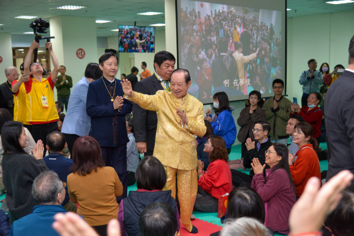 禪宗第八十五代宗師悟覺妙天禪師到各會場為所有與會者賜福。