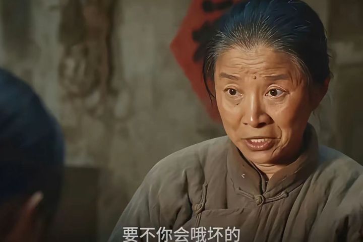 由遲蓬飾演的大腳娘，雖是粗手粗腳的農婦，卻心思細膩，真心疼愛兒媳繡繡。圖/取自劇照