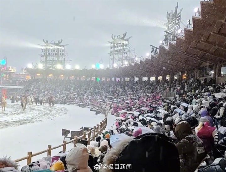   1月19日，河南萬歲山武俠城景區真人實景演出頻，演職人員全情投入，在雪地上奔跑，觀眾則身穿雨衣、頭戴帽子，在雪中觀看。圖/取自極目新聞微博