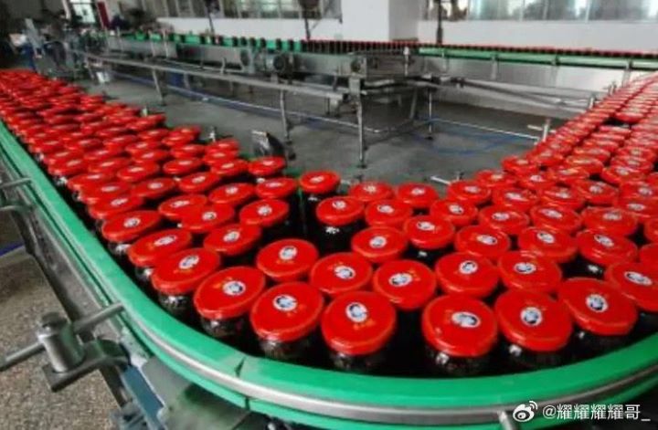老干媽投入近8000萬元人民幣購置自動灌裝設備,從旋蓋、貼標到裝箱、堆疊等環節,也陸續導入自動化設備與機器人。圖/取自耀耀耀耀哥微博