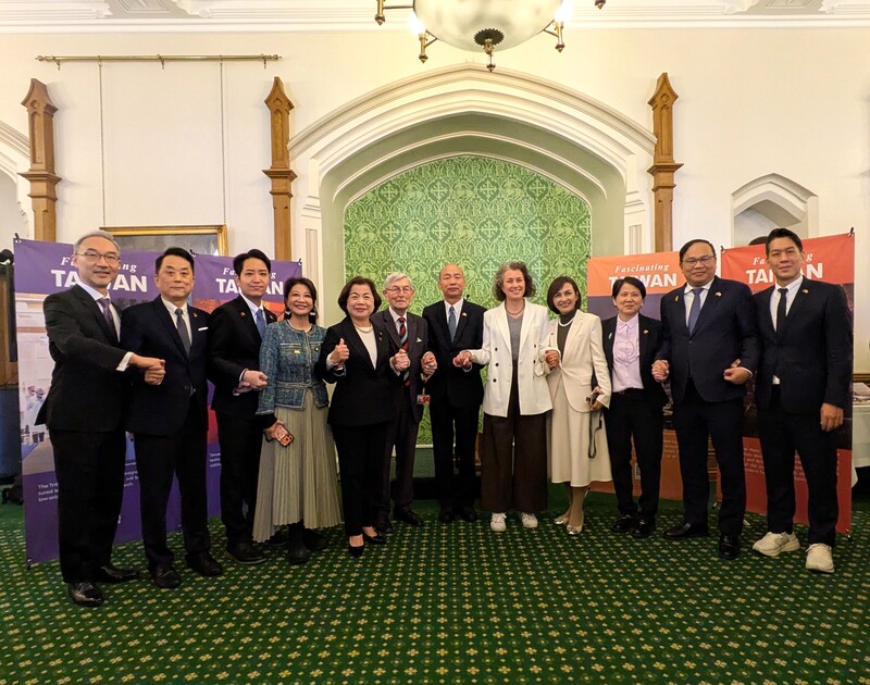 立法院長韓國瑜（右6）率跨黨派立委14日參訪英國國會，與英國政要合照。圖/中央社