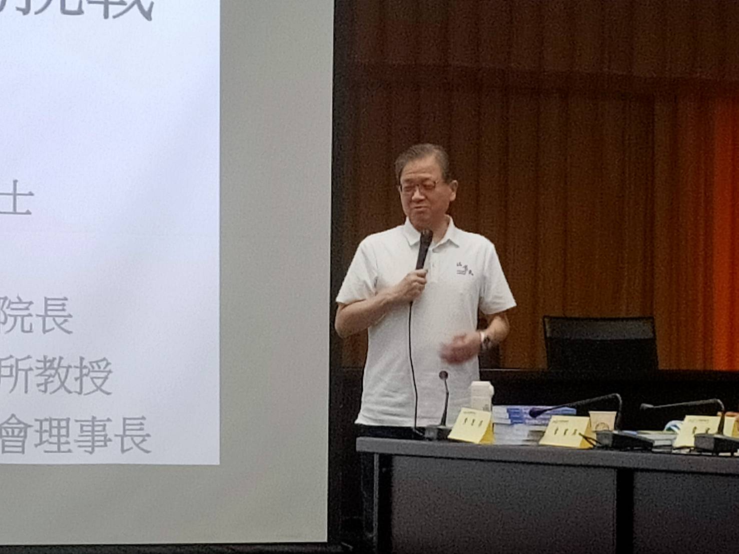 2026第14屆台商創新運營模式論壇1日登場,台北商業大學校長任立中擔任引介主持人。圖/記者簡立欣攝