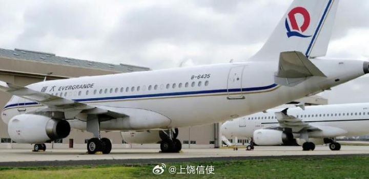 許家印事業巔峰時期擁有多架私人飛機，外出座車更指定使用加長版勞斯萊斯幻影。圖/取自上饒信使微博