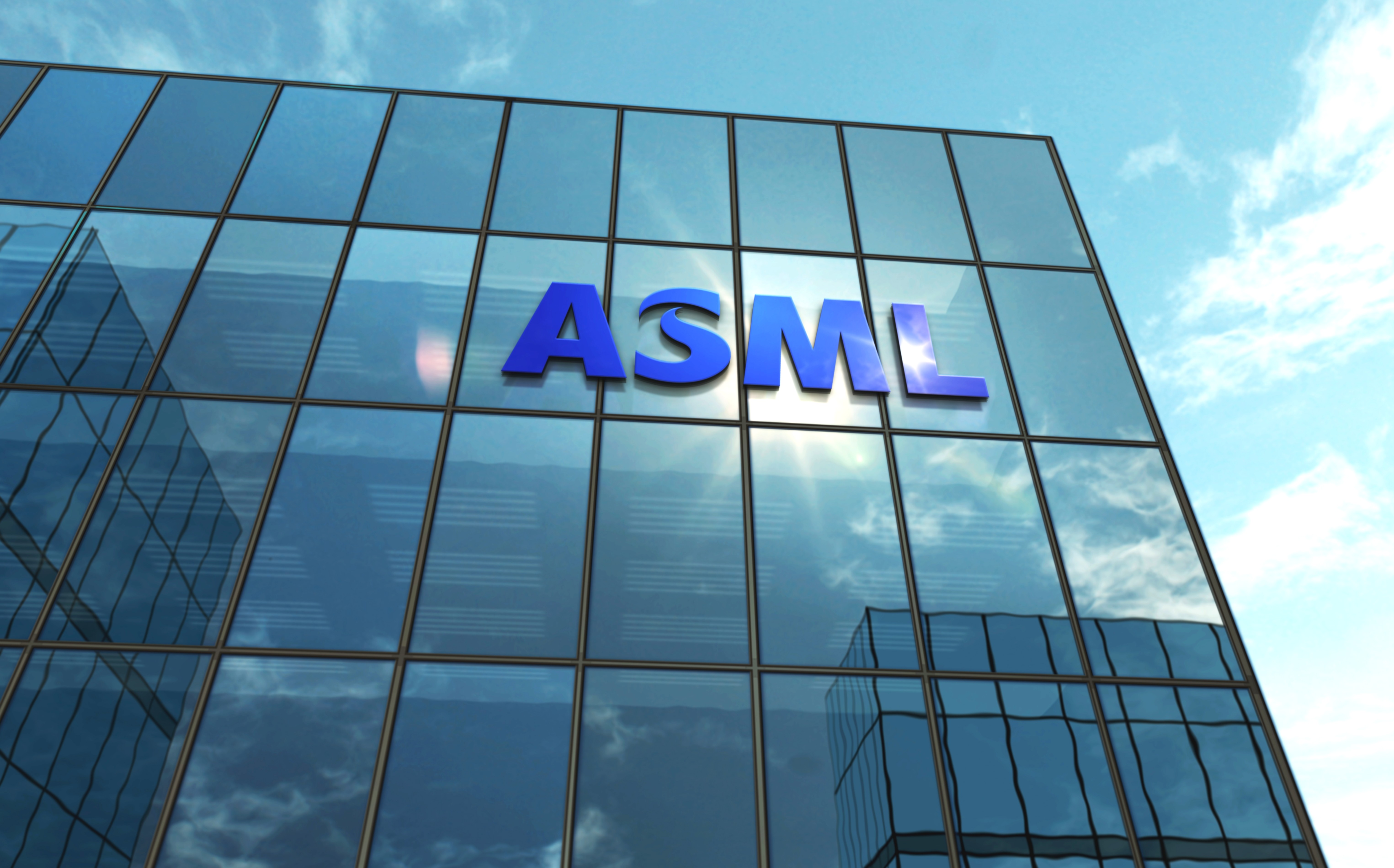  荷蘭ASML目前仍是全球唯一能供應商用極紫外光（EUV）微影設備的企業，也是高階浸潤式DUV的重要設備商。圖／Shutterstock