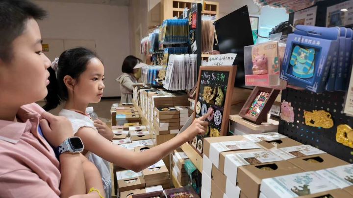 透過設計讓博物館文物「走出展櫃」,以更貼近日常生活的方式,拉近民眾與歷史文化的距離。圖/記者陳思豪攝