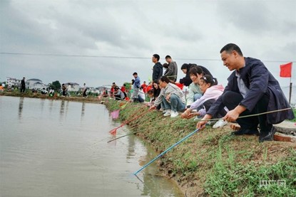 遊客參與「沉浸式」釣蝦活動。圖/取自央廣網