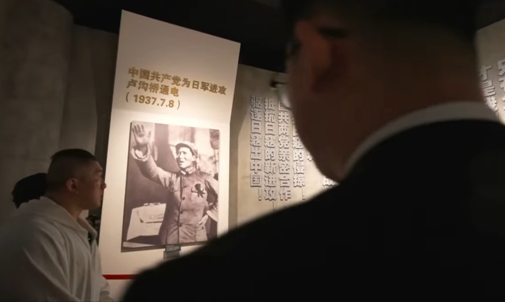網紅「館長」陳之漢（白衣）首次去中國大陸，13日上午赴四行倉庫參觀。圖/取自館長YT