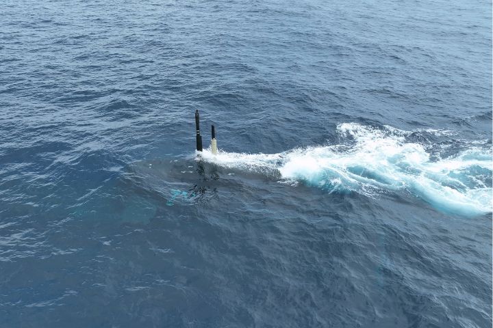   「海鯤軍艦」淺水潛航測試，驗證水密性及平衡穩定性。圖/取自台船公司