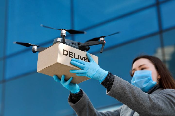 人機從「飛得起來」走向穩定商業配送歷經多年,人形機器人也正面對類似的商業化考驗。圖/Prostock-studio/Shutterstock