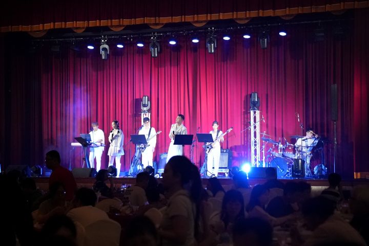 現場不僅有Live樂團熱力開唱,還準備總價值超過10萬元豪華住宿券抽獎,讓賓客們邊大啖美食、邊嗨翻中秋夜!圖/圓山大飯店提供