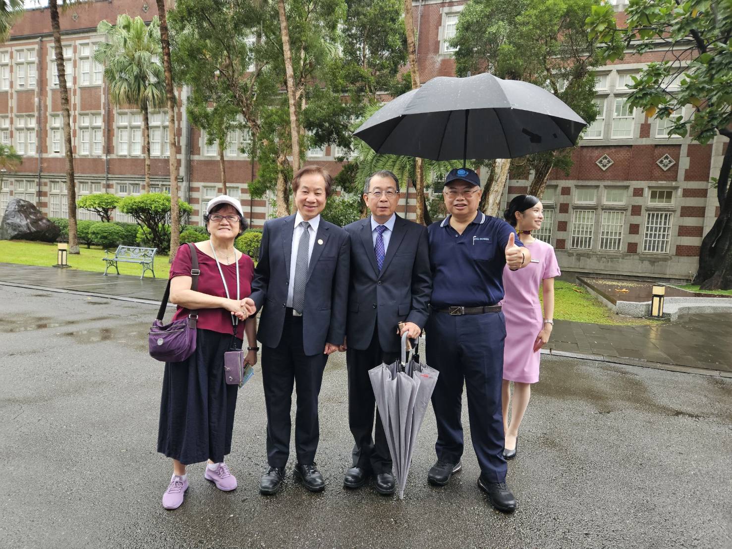 台師大校友5日在台師大校內自辦80周年校慶，抗議校方將日據時期的24年加入校史。台師大前校長張國恩(左二)也前來參加。圖/讀者提供