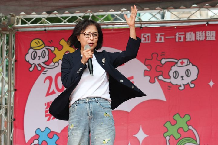 五一行動聯盟1日在北高同步舉行勞工大遊行，民進黨立委林月琴（圖）上台回應遊行訴求。圖/中央社