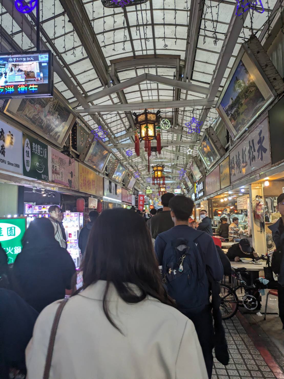 陸生團傍晚抵達萬華的華西街夜市，首站要去吃知名滷肉飯餐廳。圖/高陸攝