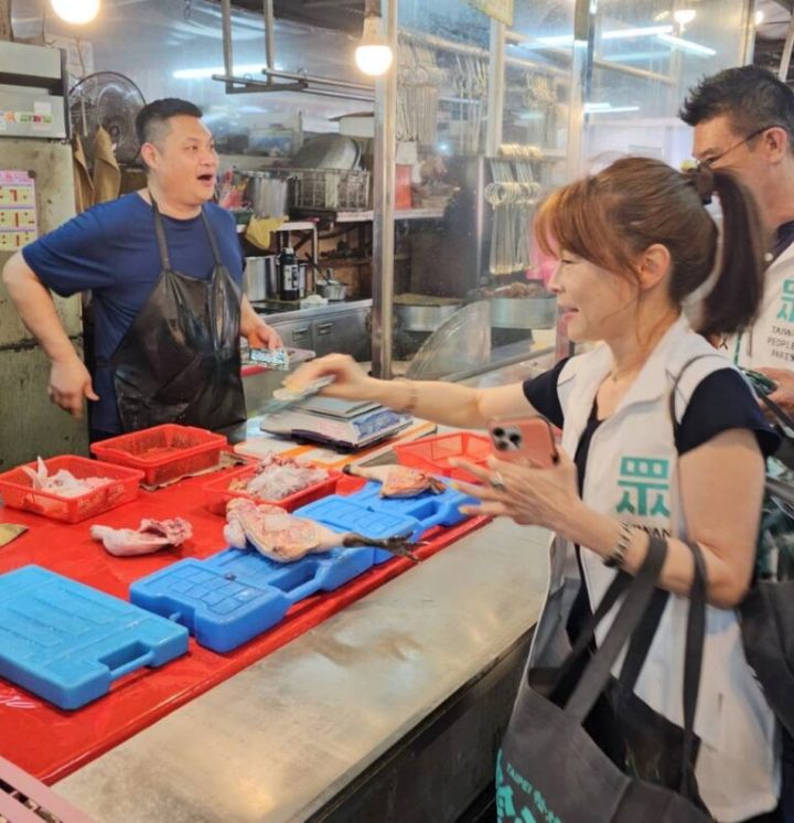 李文耀和太太錢怡君近期走遍基隆市場,與民眾「博感情」!圖/取自李文耀粉專