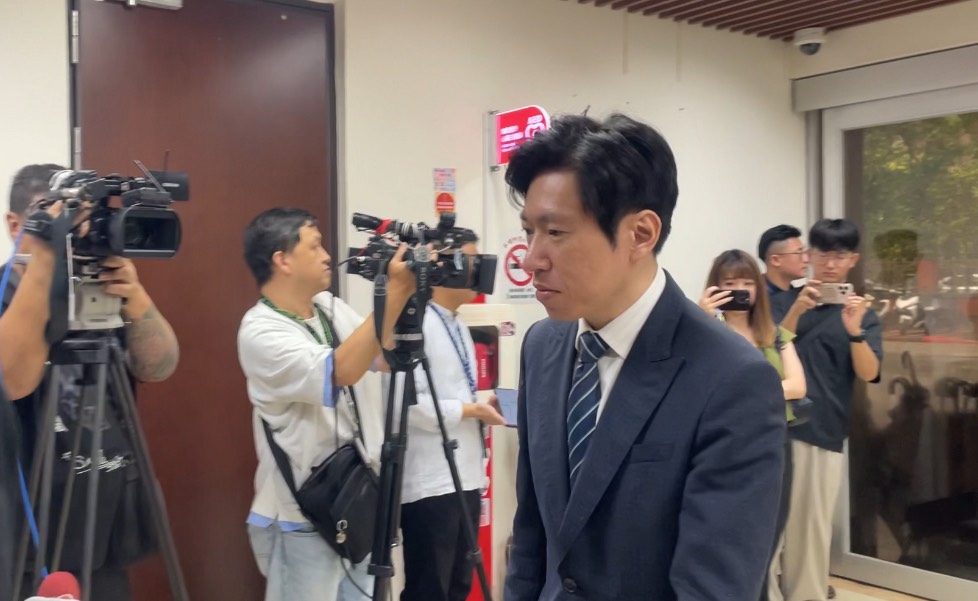 行政院秘書長張惇涵29日率中選會被提名人拜會民眾黨團。圖/記者洪子苓攝