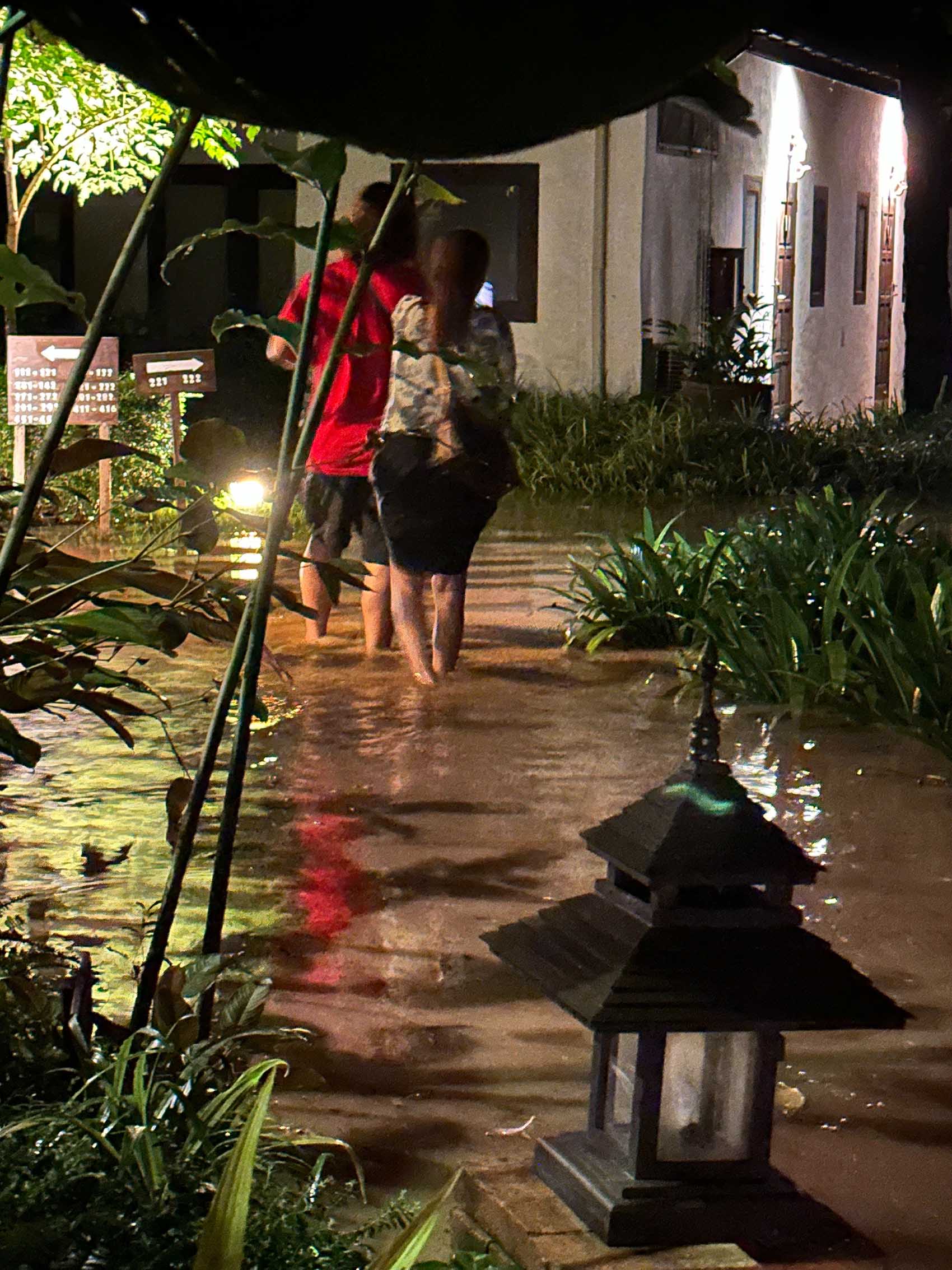 喬幼與先生在泰國度假村半夜遇大雨釀成水災倉皇逃生。圖/喬幼提供
