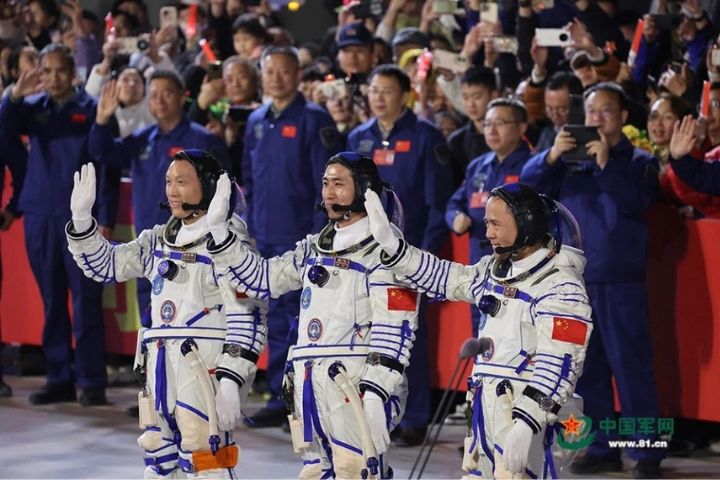 10月31日晚，大陸神舟21號太空人張陸（右）、武飛（中）、張洪章在出征儀式上。圖/取自中國軍網
