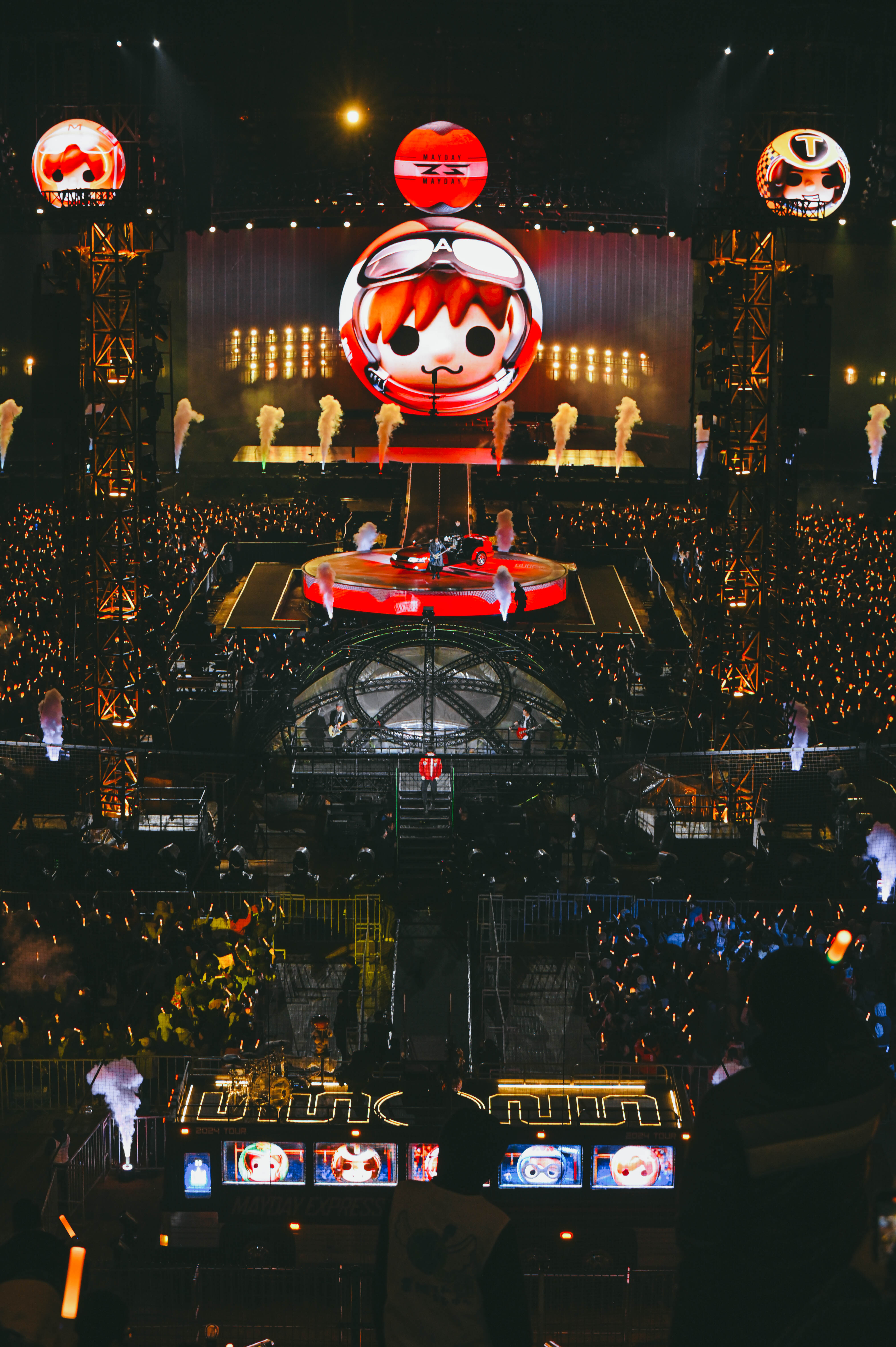 五月天《回到那一天》演唱會，舞台延伸至229.21米長，創下歷史紀錄。圖/相信音樂提供