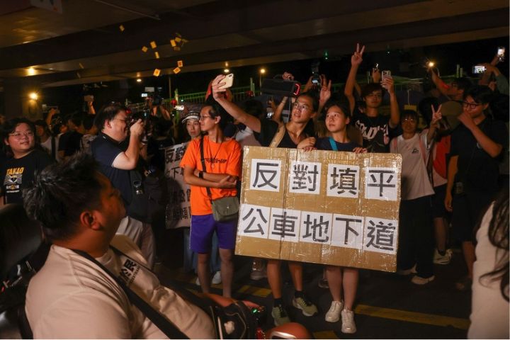 台北市公館圓環拆除工程13日凌晨正式啟動，不少反拆民眾於在與現場警方多番溝通後，紛紛拍下與圓環合照。圖/中央社