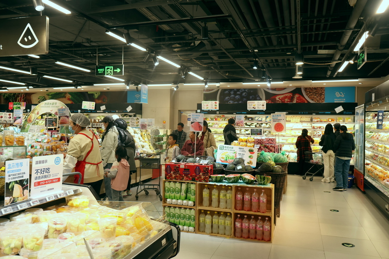 北京市朝陽區超市，生鮮蔬果、肉品貨源均充足，也有不少民眾今天（12日）前往超市採購。圖/中央社