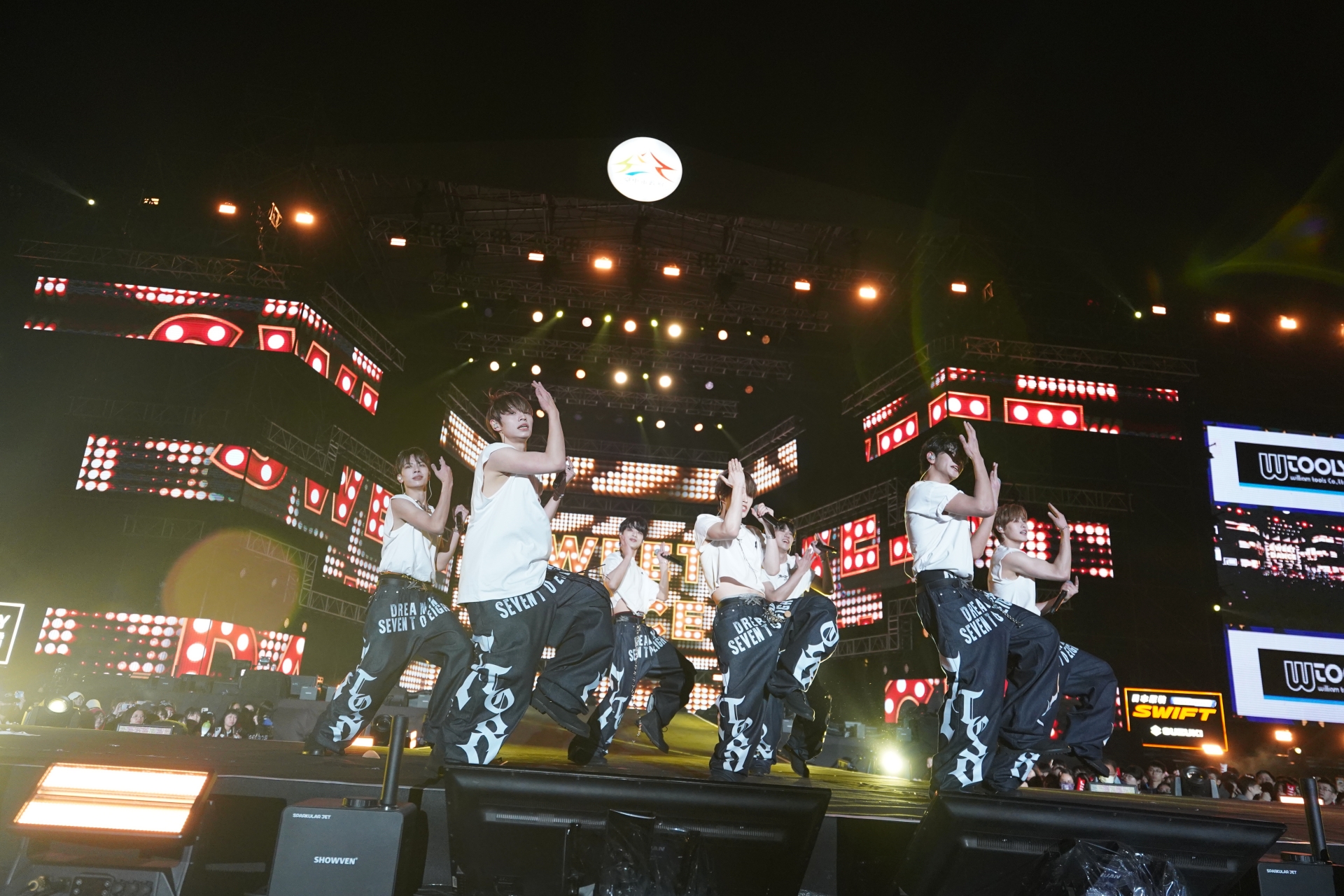 台韓選秀節目《SCOOL》選出的七人團「SEVEN TO EIGHT」，成團一個月後獻出跨年處男秀。圖/三立提供
