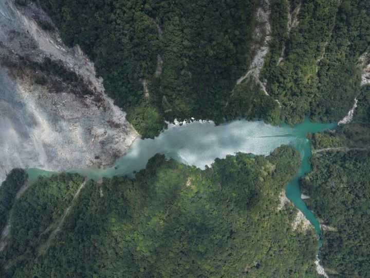 農業部林業及自然保育署花蓮分署監測數據顯示，萬里溪堰塞湖已達總庫容量近97%，中央災害應變中心16日下午3時發布紅色警戒。圖/中央社、林業及自然保育署花蓮分署提供