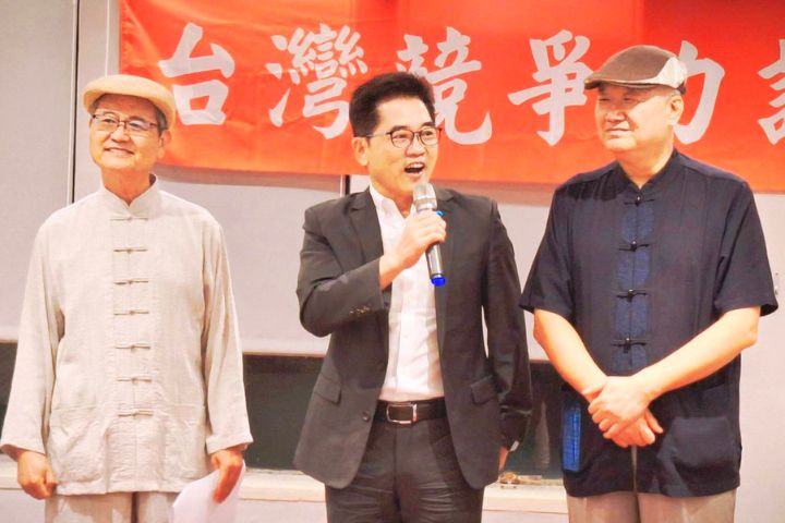 國民黨秘書長黃健庭（中）在晚會中親自向謝明輝理事長道賀。圖/台灣競爭力論壇學會提供