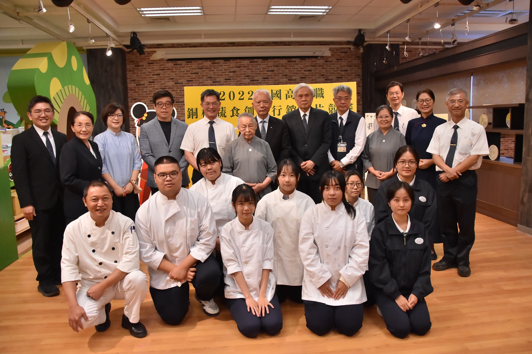 慈濟大學為增進學生實務技能，與頂新國際集團署合作備忘錄，提供產學合作機會。圖/慈濟科大提供