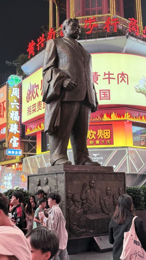 黃興銅像高5.7公尺，基座2.8公尺，身著西裝，右手挽外套，目光堅毅。圖/記者陳素貞攝