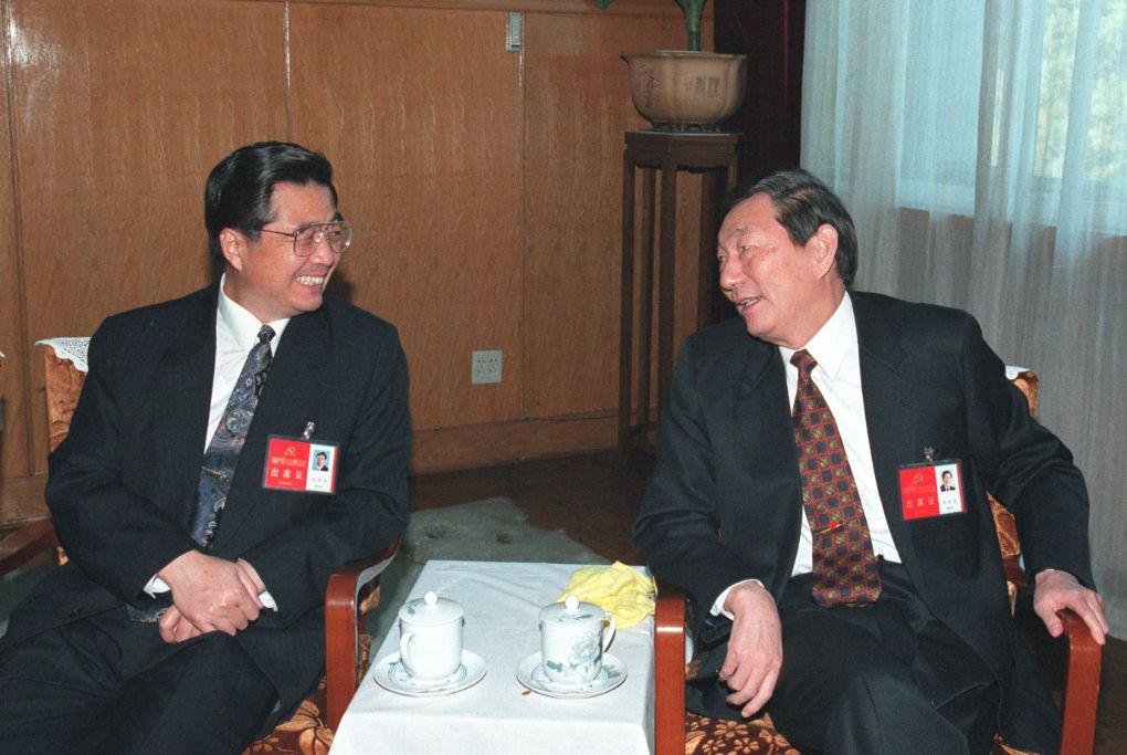 1997年9月18日，胡錦濤與朱鎔基在北京人民大會堂交談。圖／取自新華社