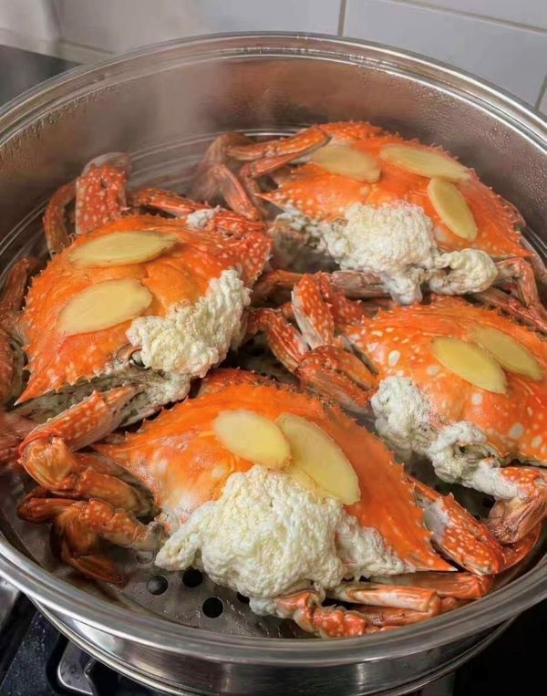 螃蟹經過高溫蒸煮,血液中的蛋白質受熱變性、凝固,便可能形成白色固體,看起來就像一團團煮熟的蛋白。圖/取自生活家程程微博