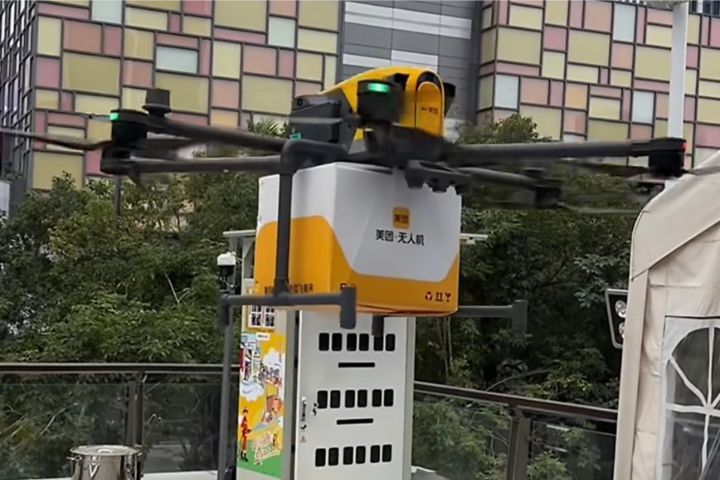 外賣無人機能在10分鐘內將餐品精準投送到辦公大樓附近的取餐點,減少地面交通壓力。圖/取自懂車一姐影片