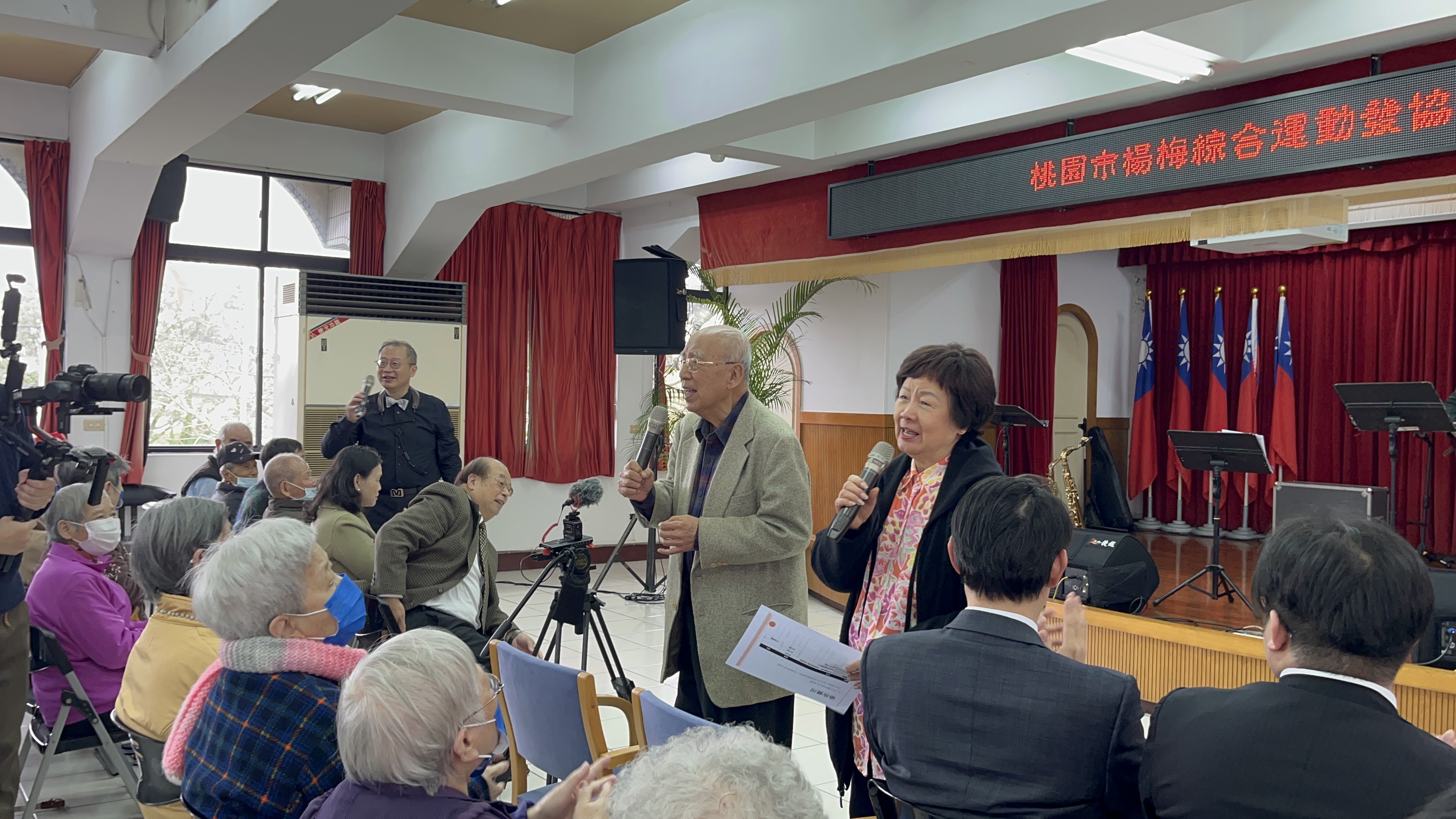 吳伯雄夫婦合唱《客家本色》。圖/桃園仁愛之家提供