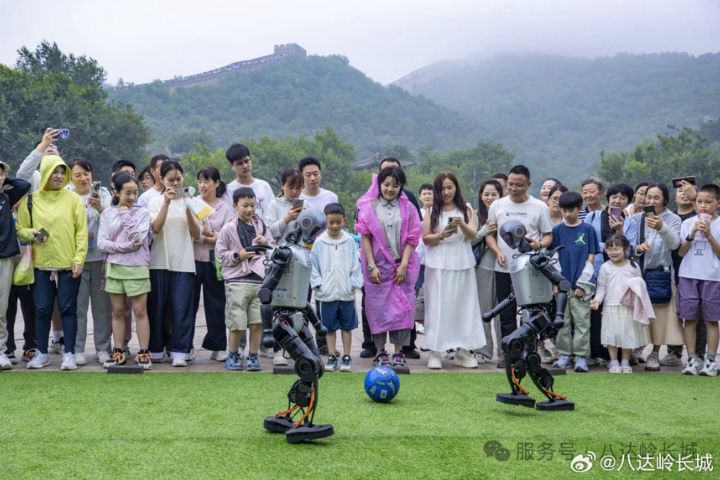 為配合世界人形機器人運動會賽事籌備，每日皆有約十餘支隊伍、50餘名大學生學生進行訓練。圖/取自八達嶺長城微博