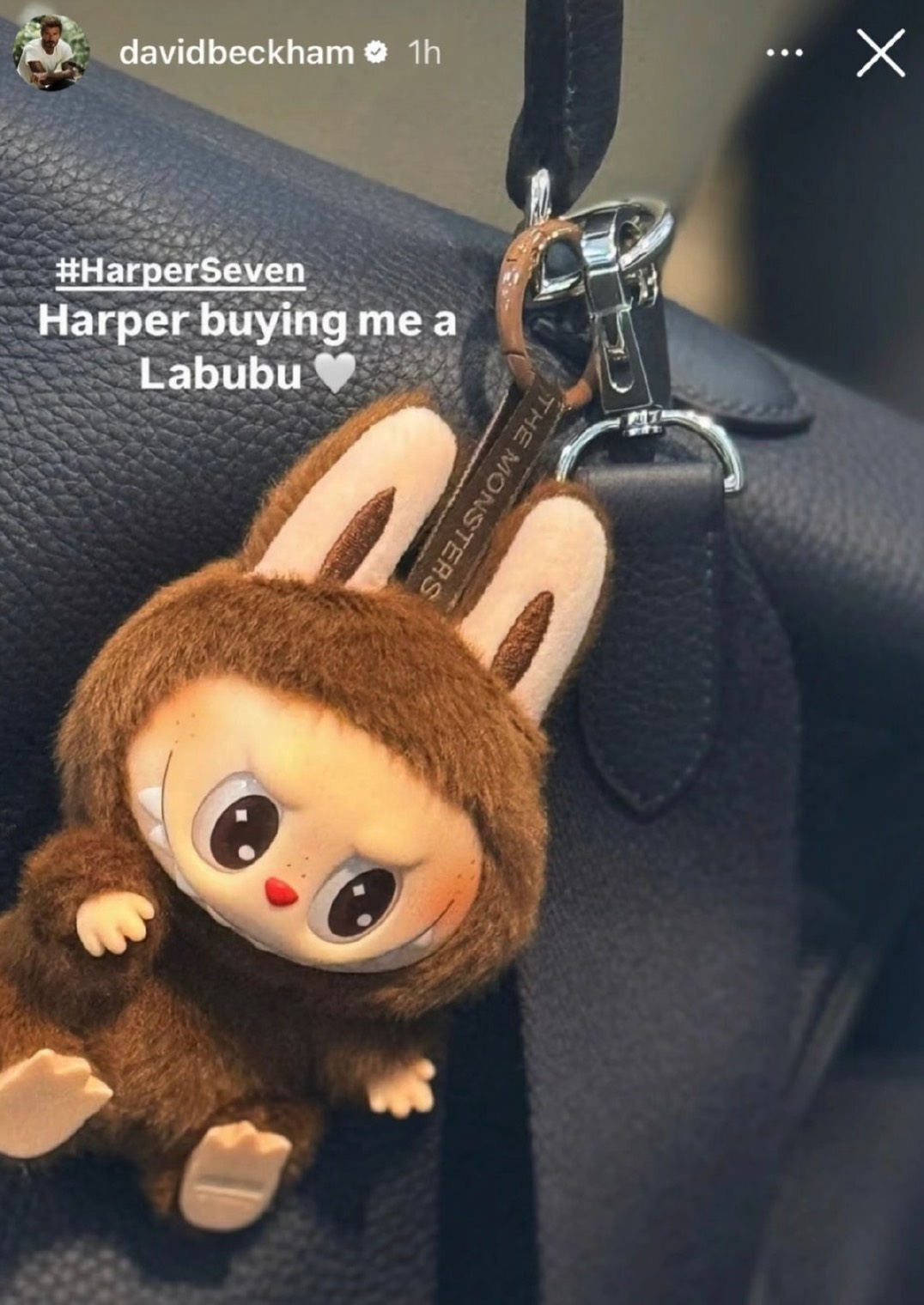 足球巨星大衛·貝克漢（David Beckham）近日在社群媒體曬出小女兒Harper送給他的Labubu玩偶。圖/取自David Beckham IG