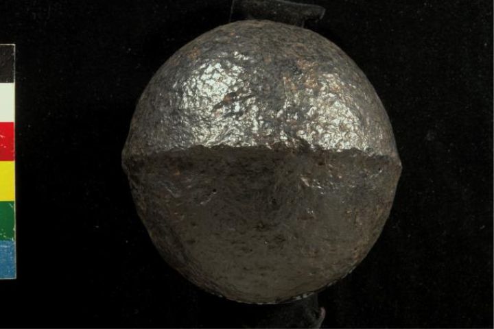 本是「武器鏽塊」,經過處理後呈現出當年砲彈的模樣。圖/取自台南市府官網