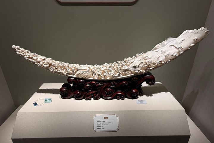 廣東骨雕工藝,讓觀眾近距離感受匠師「一刀一鑿」的細膩功夫。圖/記者陳素貞攝