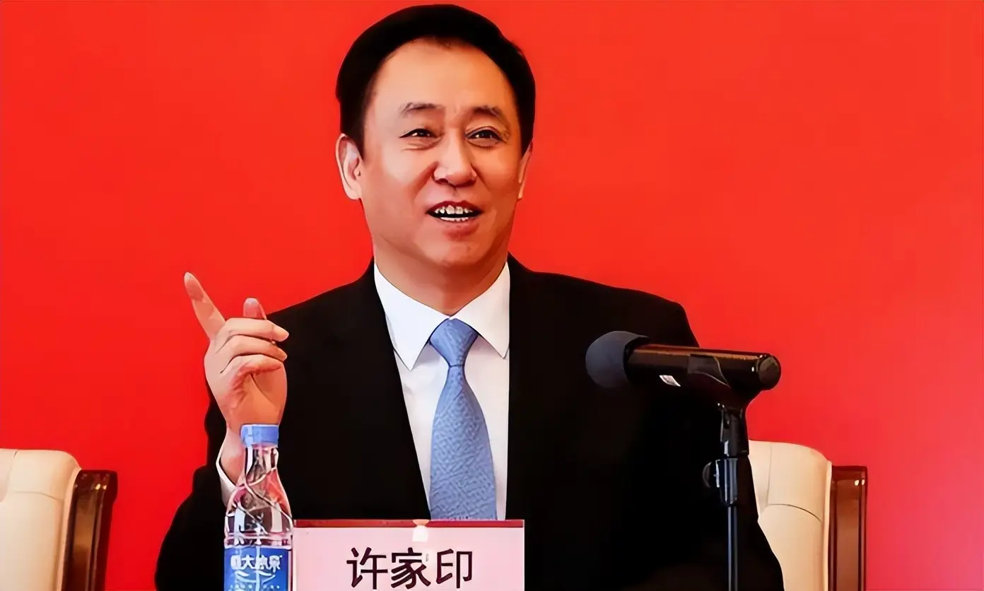 圖為2016年、2017年左右的許家印，不過十年光景，1958年生的許家印，如今已完全走了樣。圖／取自搜狐