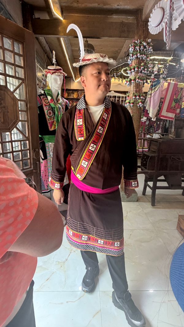 白馬人服飾上的動植物圖騰,以及頭戴插有白色羽毛的「沙嘎帽」,都承載著祖先崇敬生命、感恩自然的信仰。圖/記者陳素貞攝