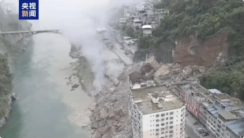 2026年7月17日清晨，重慶彭水烏江三橋旁因暴雨衝刷突發走山。圖/取自央視