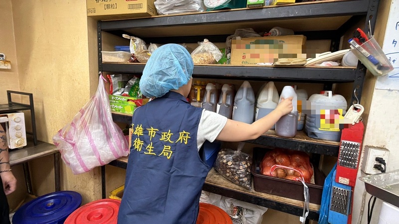 高雄市衛生局持續追查中聯油脂問題大豆沙拉油流向，7日公布新增20家使用問題油品的第3層業者，已全數要求下架。圖為衛生局人員稽查情形。（高雄市衛生局提供）圖／ 中央社