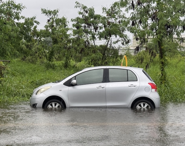 高雄大雨，許多地區淹水，圖為湖內區停在路旁的汽車，水淹半個輪胎高。圖/記者林瑞益攝