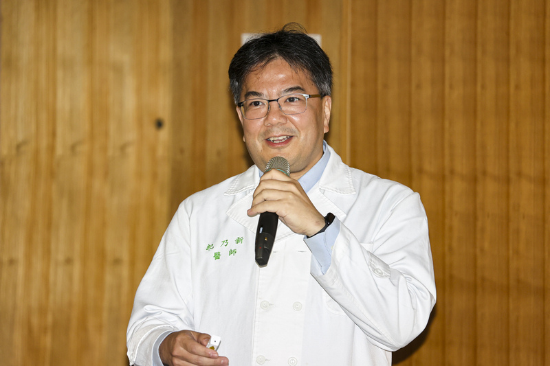 台大醫院16日發布成功完成全球首例「無缺血時間」心臟移植手術，院方舉辦記者會分享成果，台大心臟血管外科醫師紀乃新（圖）出席說明。 圖／中央社